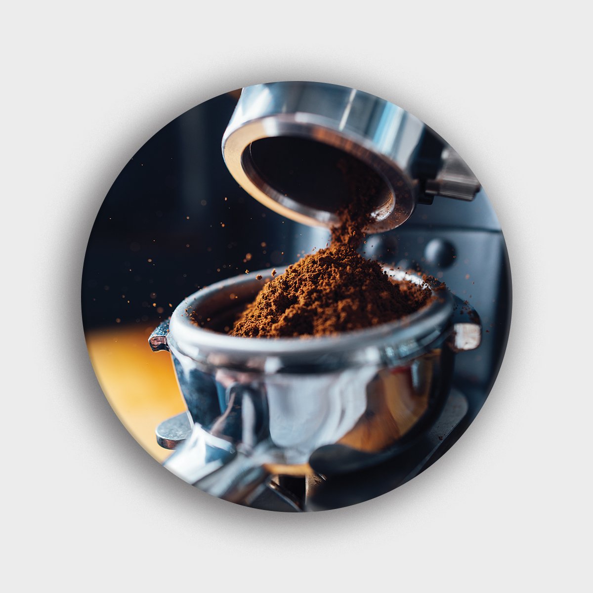 Muurcirkel "Portafiller met gemalen koffie in een espressomachine" | Wandcirkel