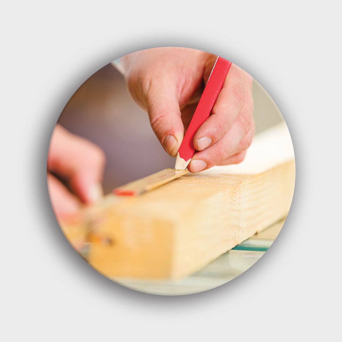 Muurcirkel "Schrijnwerker Tekent Hout Af" | Wandcirkel