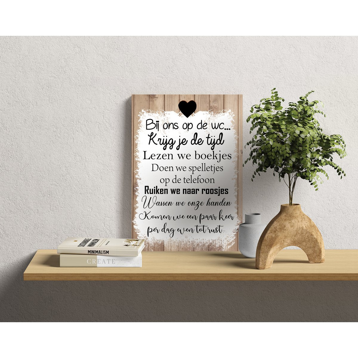 Houten Wandbord: Bij ons op de wc... - 30 x 42 cm